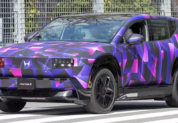 Max Verstappen setzt sich hinter das ...