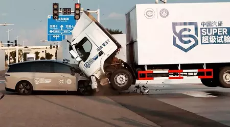 Chinesischer Hersteller kollidiert im Crashtest mit einem Passagierauto und einem 8-Tonnen-Lkw