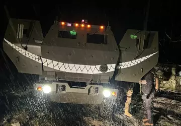 Brickmania hat einen ukrainischen lächelnden LEGO-HIMARS ...