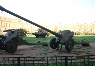 Ukrainische Soldaten benutzen das seltene Gewehr ...