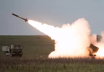 Ukrainische Artilleristen setzen HIMARS ein, um ...