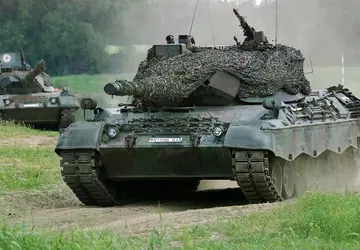 Leopard 1A5-Panzer, Bandvagn 206-Geländefahrzeuge, VECTOR-Drohnen und ...