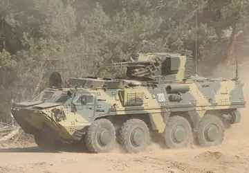 Ukrainisches Militär enthüllt seltenen BTR-4 "Bucephalus" ...