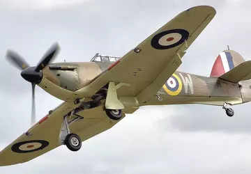 Die Überreste von acht Hurricane-Kampfflugzeugen aus ...