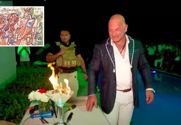 Millionär verbrennt öffentlich 10 Millionen Dollar ...