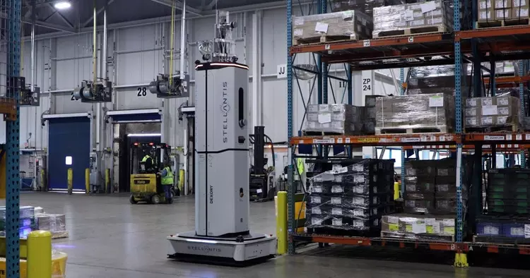 Stellantis führt Lagerroboter in den Anlagen ...