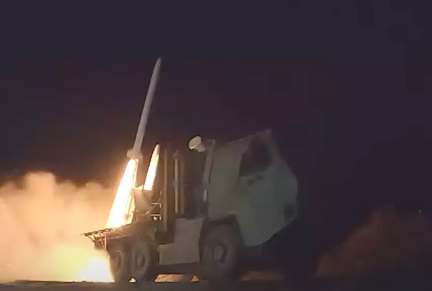 Raven-Luftabwehrsystem startet ASRAAM-Rakete zum Abfangen von Luftbedrohungen bei Fronteinsätzen