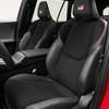 Interieur des Toyota RAV4 GR Sport mit roten Akzenten
