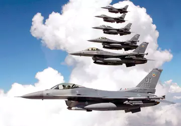 Wie viele F-16 Fighting Falcon-Kampfjets die ...