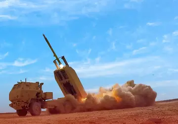 Tausende von GMLRS-Geschossen, Hunderte von AGM-158 ...