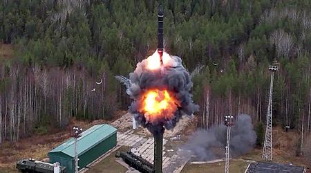 Die Russen haben die ballistische Interkontinentalrakete SS-27 Mod 2 mit einer Reichweite von 12.000 Kilometern gestartet, die einen nuklearen Sprengkopf mit einer Sprengkraft von bis zu 500 Kilotonnen tragen kann.