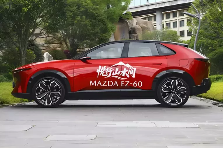 Mazda EZ-60 Crossover in Bewegung