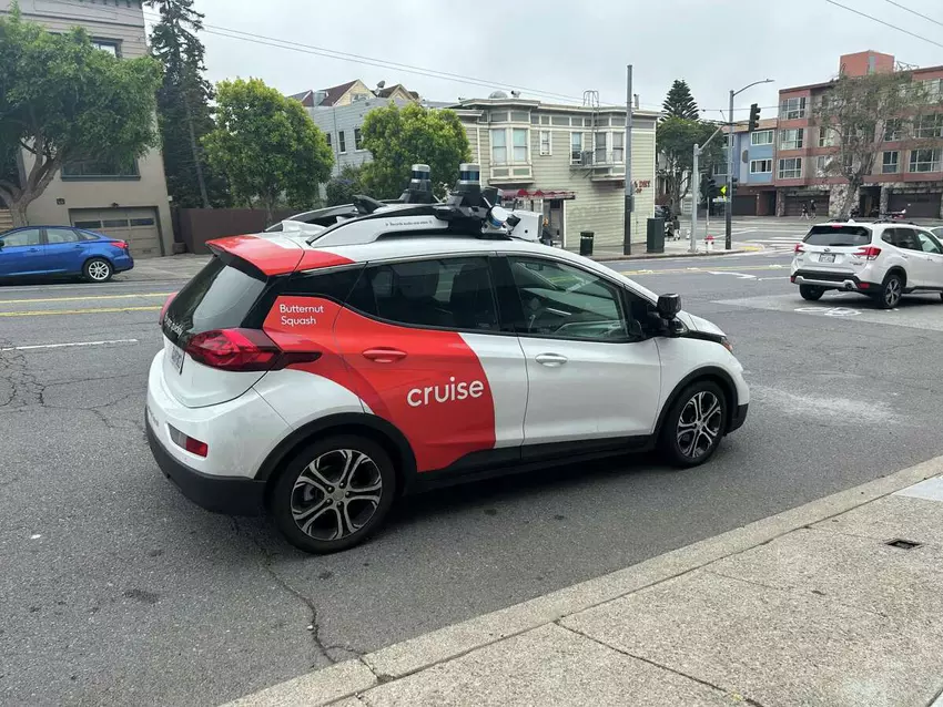 Feuerwehrleute in San Francisco machen zwei Cruise-Robotaxis dafür verantwortlich, dass ein Krankenwagen mit einem Patienten, der später starb, blockiert wurde