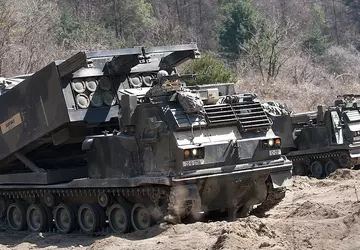 Der erste französische Mehrfachraketenwerfer LRU MLRS ...