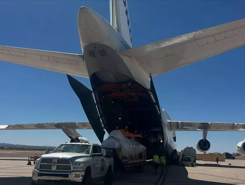 Verladung einer F-16 in ein Flugzeug vom Typ An-124 Ruslan in Davis-Monthan