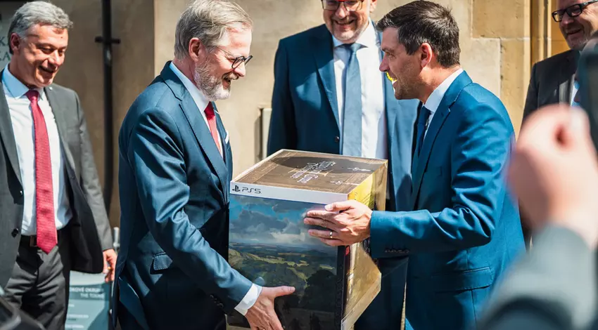 Ein tolles Geschenk: Der tschechische Premierminister erhielt eine Sammleredition von Kingdom Come: Deliverance 2