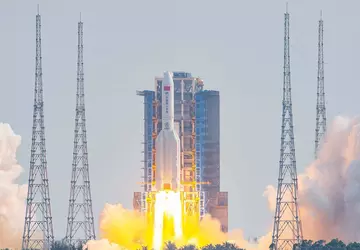 Die Trümmer einer riesigen chinesischen Rakete ...