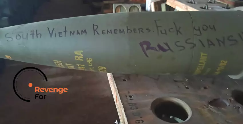 Die Come Back Alive Foundation erhielt mehr als 50.000 Dollar von RevengeFor, einem Dienst, bei dem man die Aufschrift auf einer Bombe oder Rakete bestellen kann, die auf Rassisten abgefeuert werden soll