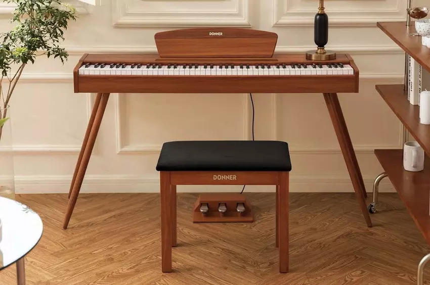 Dieses Digitalpiano macht mit seiner Holzoberfläche und seiner flügelähnlichen Akustik einen schönen Eindruck