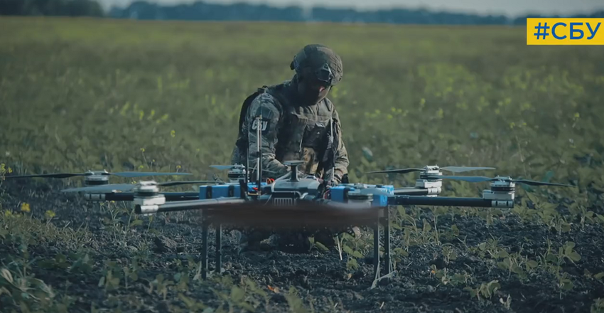 Ukrainischer Granatwerfer-Hexacopter zerstört sieben russische Panzer, zwei Haubitzen D-30 und eine Panzerabwehrkanone MT-12 Rapira