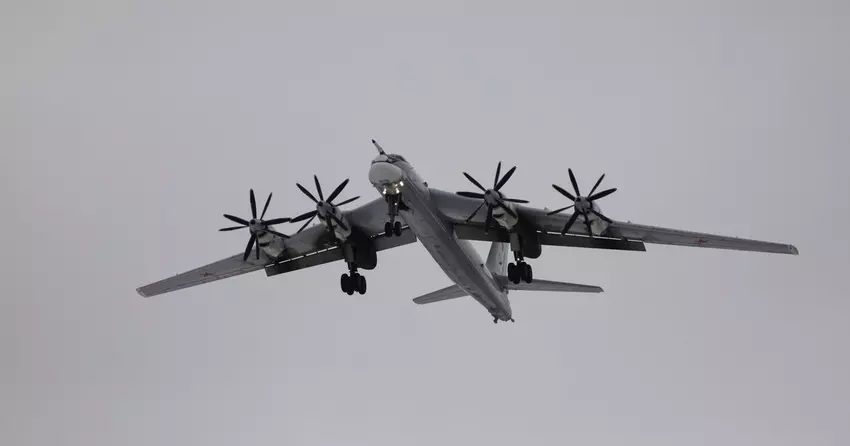 Massive Angriffe auf Flugplätze und Militärbasen zwingen Russland zur Tarnung von Tu-95MS-Atombombern