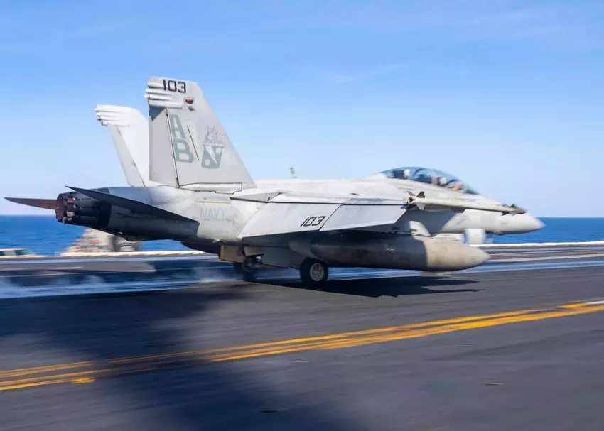 Ein F/A-18F Super Hornet-Kampfjet hebt vom Flugzeugträger USS Harry S. Truman ab