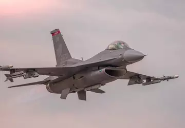 F-16CM-Pilot legt Schalter um, wirft sich ...