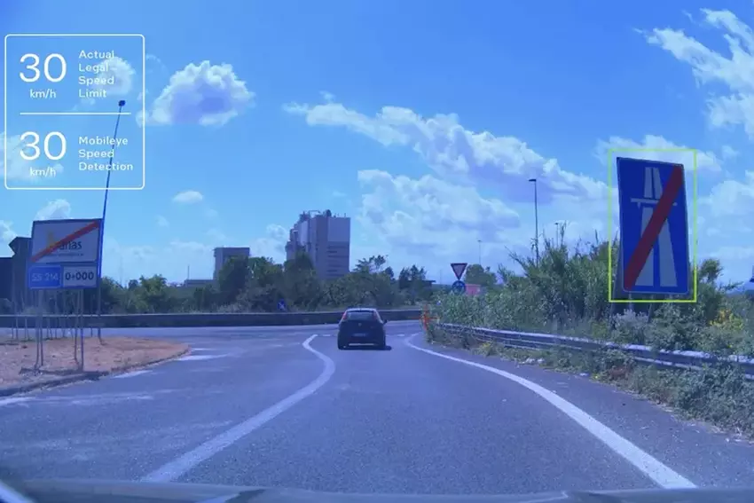 Mobileye bringt künstlicher Intelligenz bei, Verkehrszeichen zu lesen, um die Geschwindigkeit von Autos zu regulieren