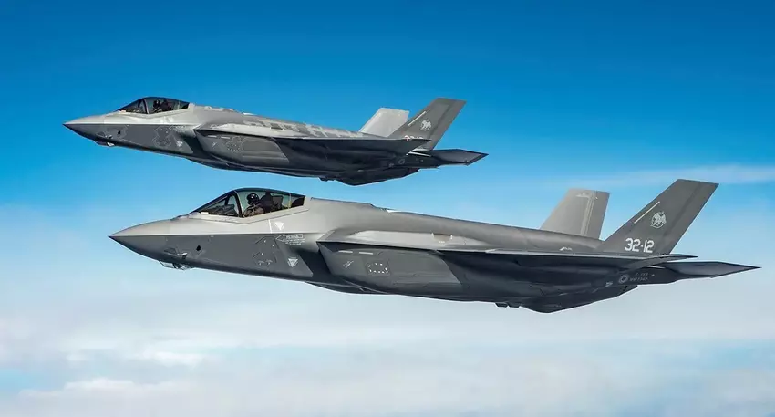 Italienische F-35 Lightning II-Kampfflugzeuge der fünften Generation fangen russische Su-30-Jets nahe der NATO-Grenze ab