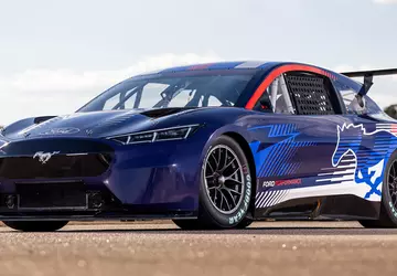 Ford hat einen vollelektrischen NASCAR-Prototypen vorgestellt, ...