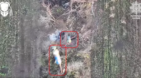 Die Nationalpolizei-Drohne "Predator" zerstört einen Bomber-Quadcopter mit einem Abwurf von oben (Video)