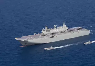 Australien hat sein größtes Schiff HMAS ...