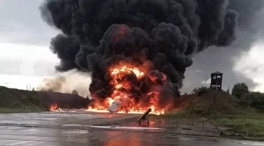 Eine unbekannte Kamikaze-Drohne zerstörte einen strategischen Bomber vom Typ Tu-22M3 direkt auf einem Flugplatz in Russland vollständig