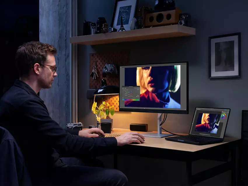 ViewSonic VP2766-2K Monitor auf einem Schreibtisch