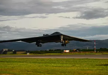 US-Atombomber B-2 Spirit landet zum ersten ...
