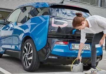 Experimentelle Ladestationen für Elektrofahrzeuge werden im ...