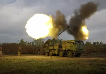 Westliche Waffen, die an ukrainische Soldaten ...