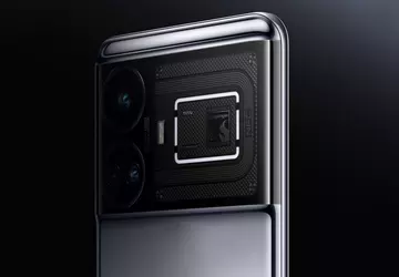 Gebogenes Display, transparente Rückwand und RGB-Hintergrundbeleuchtung: ...