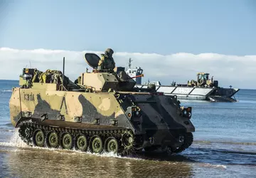 Gepanzerte Mannschaftstransportwagen M113, Lastwagen MAN 40M ...