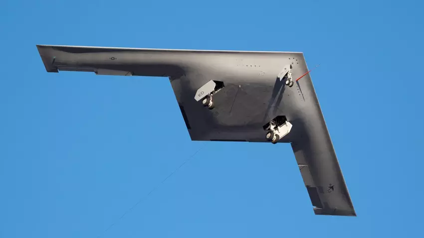 Der Atombomber B-21 Raider absolviert seinen Jungfernflug und fliegt zu weiteren Tests zu einem Stützpunkt der US Air Force