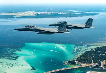 Das aufgerüstete Kampfflugzeug F-15EX Eagle II ...