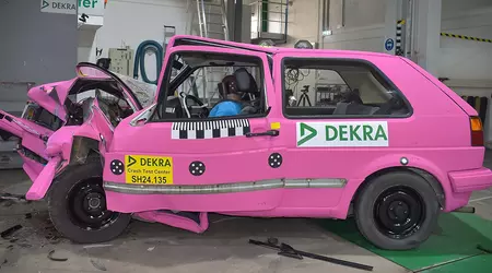 VW Golf II ist bei einem Crashtest zusammengestoßen, um die Überlegenheit moderner Modelle zu beweisen