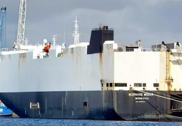 Ein Frachtschiff, das Elektroautos transportiert, brennt ...