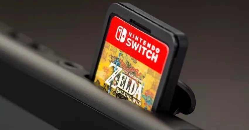 Chinesische Zollbeamte halten eine Frau fest, die 350 Nintendo Switch-Cartridges im Wert von 9.660 Dollar in ihrem BH mit sich führt