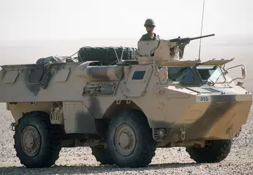 Ein großer Konvoi mit gepanzerten VAB-Personaltransportern ...