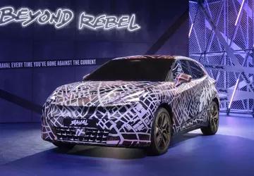 Cupra stellte den elektrischen Hatchback Raval ...