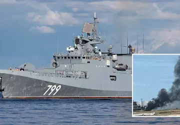Russisches Kriegsschiff... Marinedrohnen trafen mindestens drei ...