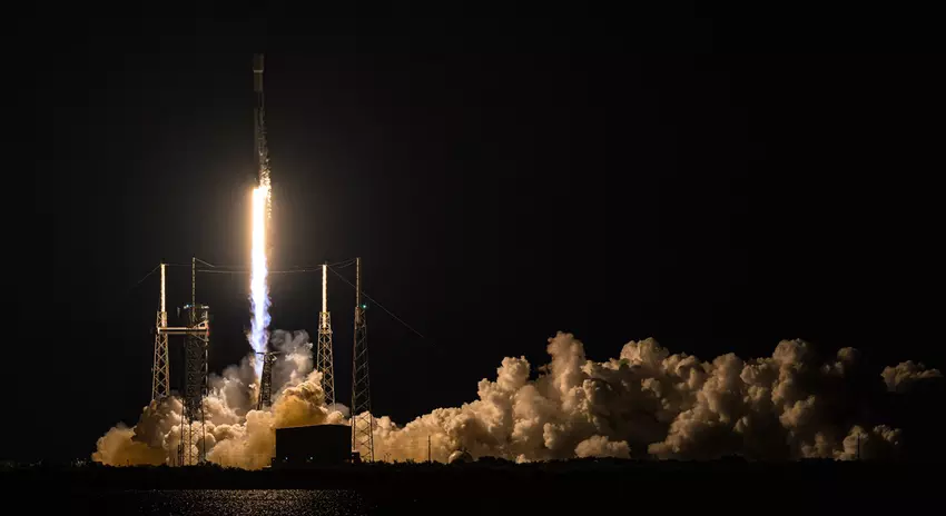 SpaceX bringt Starlink-Internet-Satelliten in den Orbit - Die erste Stufe der Falcon 9-Rakete hat ihren 17.