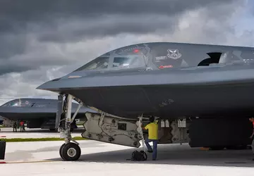 Die US-Luftwaffe schließt die Landebahn auf ...