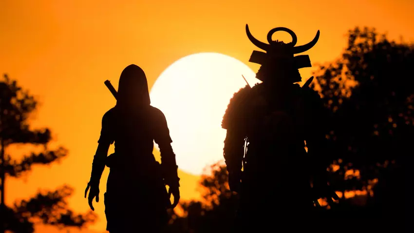 Naoe und Yasuke gehen in den Sonnenuntergang